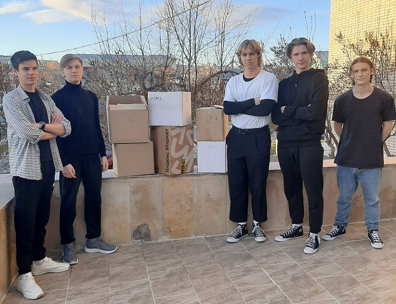 Студенты и преподаватели Саратовского областного колледжа искусств отправили российским бойцам тепловые пушки и шерстяные носки