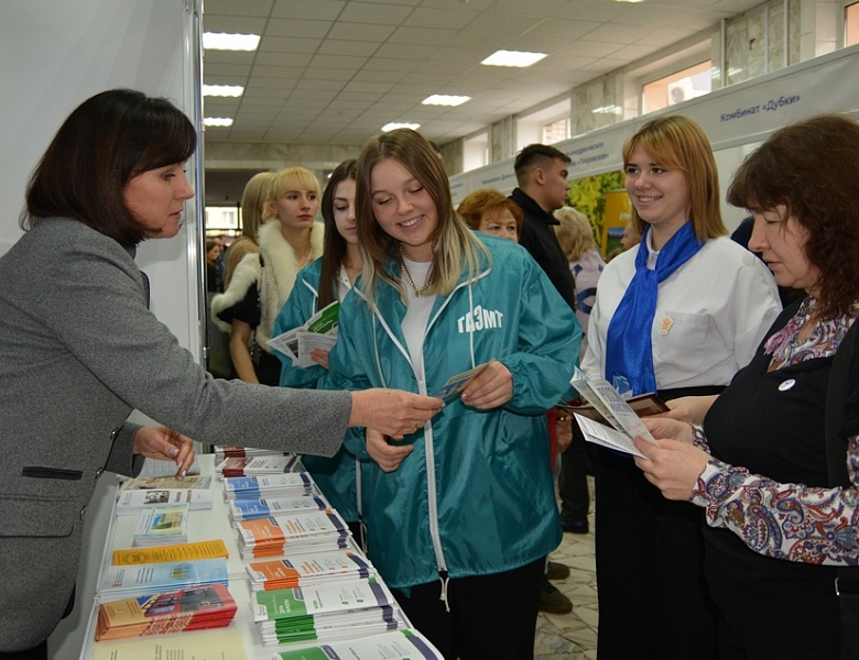 «День карьеры»: Саратовский областной колледж искусств представил свои специальности на главной в регионе выставке учебных заведений