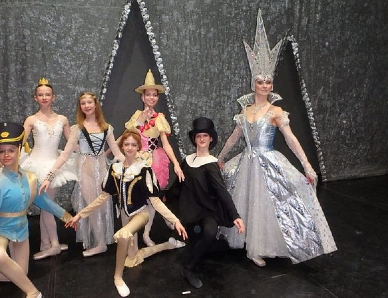 Будущие артисты балета в новогодние праздники выходили на профессиональную сцену