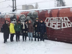 Сегодня студенты Саратовского областного колледжа искусств с экскурсией посетили уникальный передвижной музей «Поезд Победы»