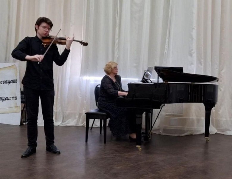 Студент Данила Жогов стал лауреатом Международного конкурса исполнителей на струнно-смычковых инструментах