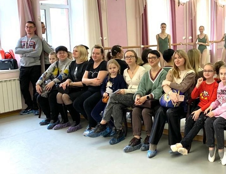Жители Саратовской области смогли увидеть, как готовят артистов балета