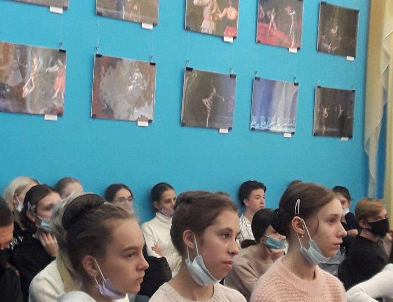 Студенты на выставке профессионального фотографа и артиста балета Саратовского академического театра оперы и балета Алексея Борисова