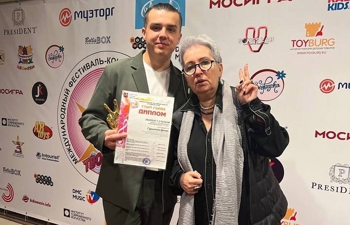Студент Саратовского областного колледжа искусств Денис Гурьянов стал победителем международного конкурса эстрадной песни