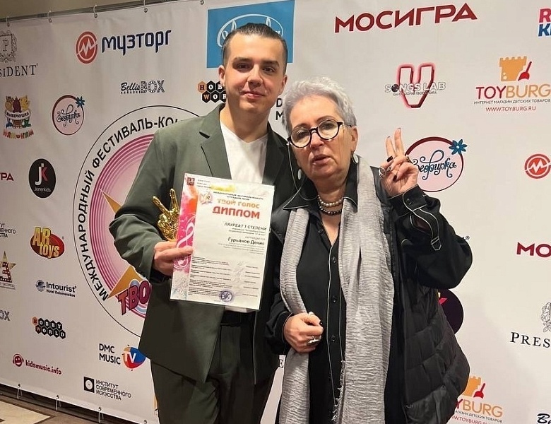 Студент Саратовского областного колледжа искусств Денис Гурьянов стал победителем международного конкурса эстрадной песни