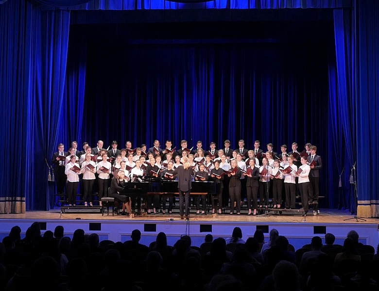 Академический смешанный хор колледжа на сцене  областной филармонии